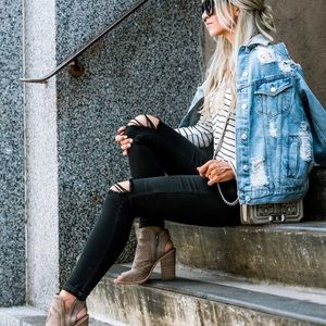 Distressed forever 21 light wash denim jacket juniors medium good condition